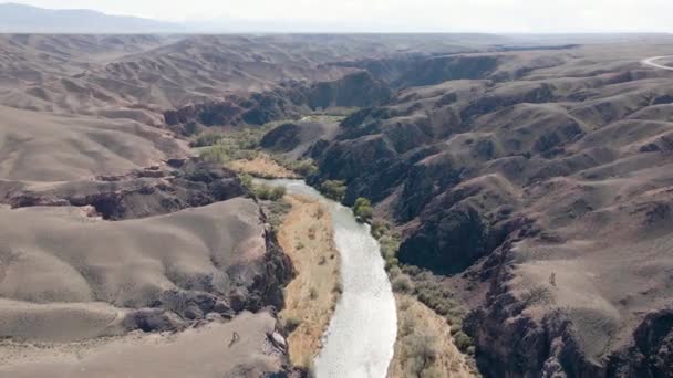 Drone shot rzeki Charyn Kanion pustynne góry w Kazachstanie — Wideo stockowe