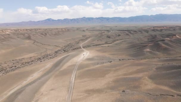 Dron záběr froad auto na koni v kaňonu pouštní hory — Stock video