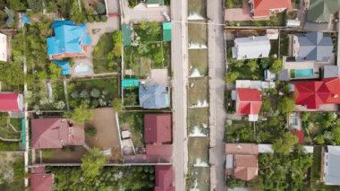 Almaty, Kazakistan 'daki dağların ve nehrin havadan görünüşü