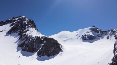 Güzel kış dağlarının havadan manzarası