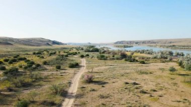 Ili Nehri 'nin ve Kazakistan' daki bahar bozkırının insansız hava aracı görüntüleri.