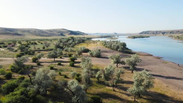 Drone shot rzeki i gór o zachodzie słońca w Kazachstanie — Wideo stockowe