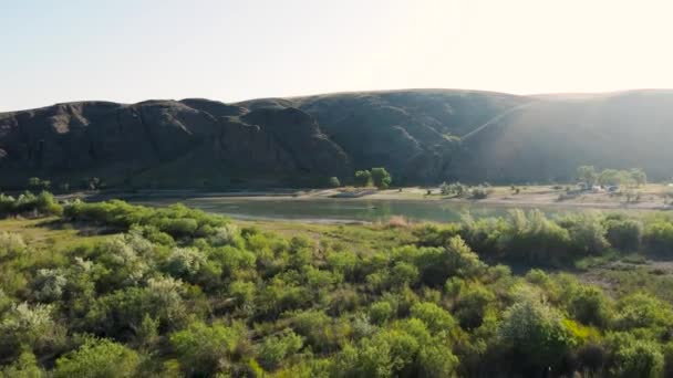 Drone tiro de rio e montanhas ao pôr do sol no Cazaquistão — Vídeo de Stock