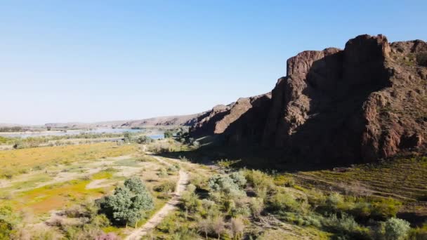 Drone skott av flod och berg vid solnedgången i Kazakstan — Stockvideo