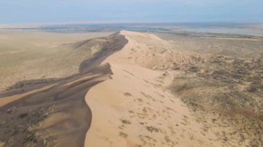 Kazakistan 'daki Altyn Emel Ulusal Parkı' ndaki kum tepelerinin havası.