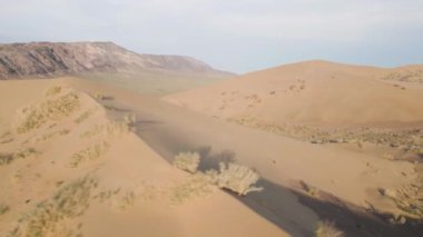 Kazakistan 'daki Altyn Emel Ulusal Parkı' ndaki kum tepelerinin havası.
