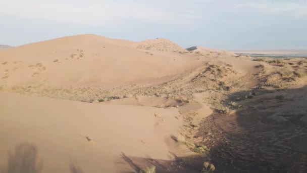 Воздушно-песчаные дюны в национальном парке "Алтын-Эмель" в Казахстане — стоковое видео