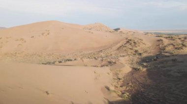 Kazakistan 'daki Altyn Emel Ulusal Parkı' ndaki kum tepelerinin havası.