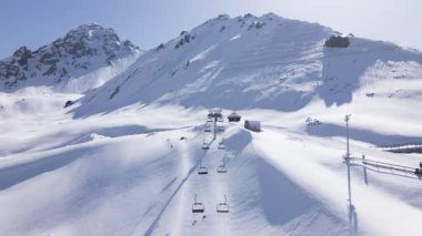 Kayak merkezi Shymbulak ve Almaty Kazakistan 'da kablecar kaldırma