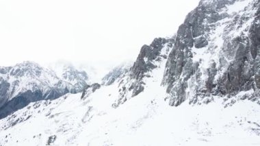 Güzel kış dağlarının havadan manzarası