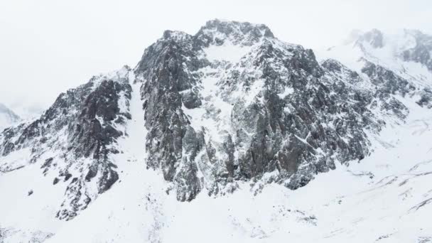 Paesaggio aereo di belle montagne invernali — Video Stock