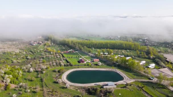 Vista aérea del complejo deportivo en las montañas de Kazajstán — Vídeo de stock
