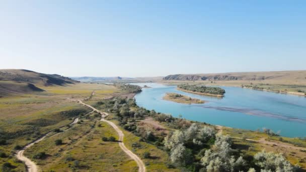 Strzał drona rzeki Ili i stepu wiosennego w Kazachstanie — Wideo stockowe