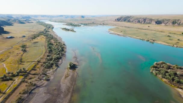 Drohnenschuss von Fluss und Bergen bei Sonnenuntergang in Kasachstan — Stockvideo