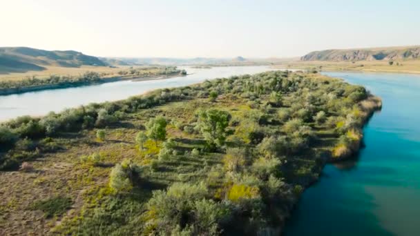 カザフスタンの日没時の川や山のドローン撮影 — ストック動画
