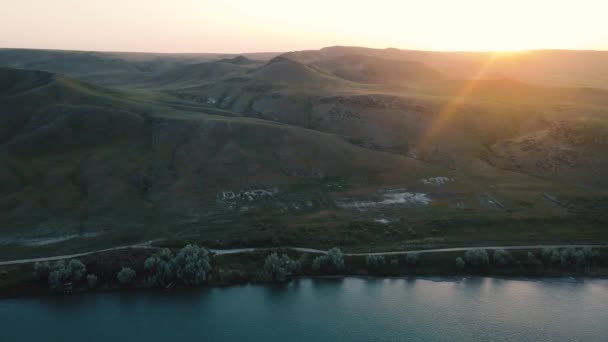 Drohnenschuss von Fluss und Bergen bei Sonnenuntergang in Kasachstan — Stockvideo