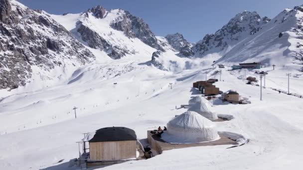 哈萨克斯坦山区Yurt游牧民族旅馆建筑群 — 图库视频影像