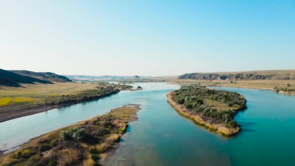 कजाखस्तान में सूर्यास्त पर नदी और पहाड़ों का ड्रोन शॉट — स्टॉक वीडियो
