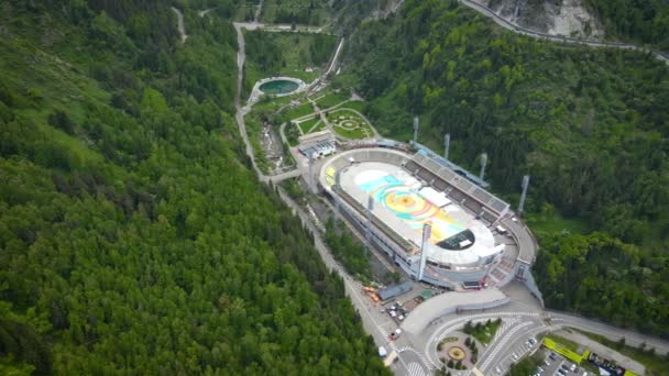 Medeo pista di pattinaggio vuoto aerea in Almaty — Video Stock