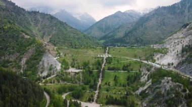 Almaty 'deki dağda Medeo Barajı