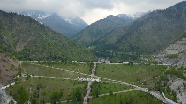 Letecká přehrada Medeo v horách v Almaty — Stock video