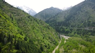 Almaty 'deki dağda Medeo Barajı