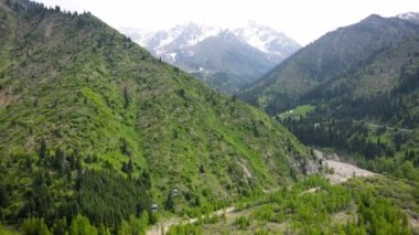 Almaty 'deki dağda Medeo Barajı