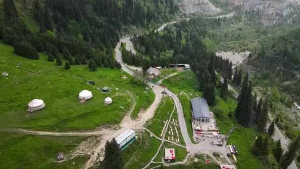 阿拉木图山区的Aerial Yurt游牧民族住宅 — 图库视频影像