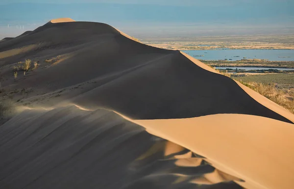 哈萨克斯坦阿拉木图附近著名地区Altyn Emel国家公园Singing Sand Dunes Barkhan和Ili河日落景观 — 图库照片