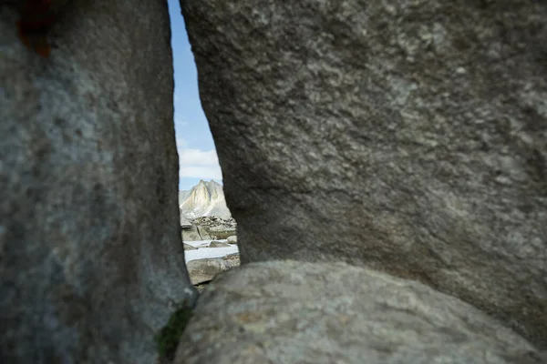 Beautiful Scenery Big Rocky Mountain Trough Crack Cloudy Blue Tien — Stock Photo, Image