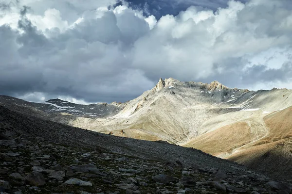 Tien Shan Kazakistan Bulutlu Mavi Kayalık Dağın Güzel Manzarası — Stok fotoğraf