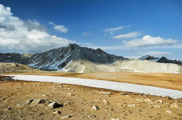 哈萨克斯坦天山白云蓝大冰川山的美丽风景 — 图库照片