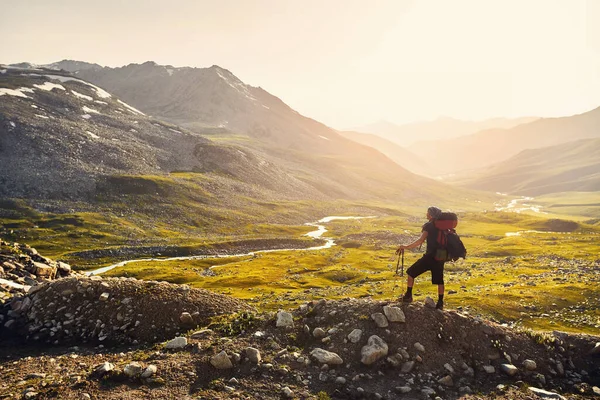 Silhouette Man Hiker Turista Ember Nagy Hátizsák Áll Sziklán Ellen — Stock Fotó