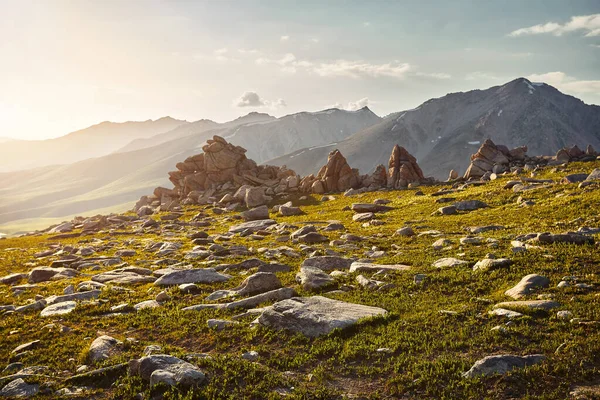 Vacker Natur Bergen Och Stor Sten Vid Solnedgången Almaty Kazakstan — Stockfoto