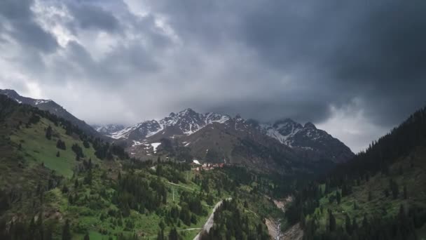 Aereo drone iperlapse di montagne nuvolose — Video Stock