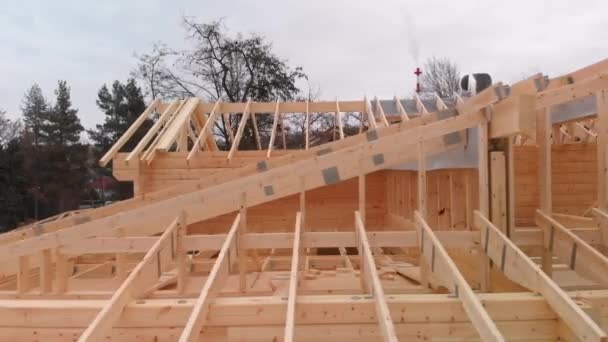 Strzał z powietrza drewniana konstrukcja drewnianego dachu — Wideo stockowe