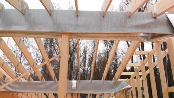 Aerial shot kayu konstruksi atap kayu — Stok Video