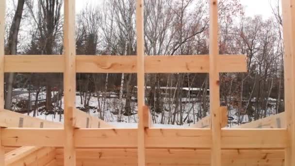 Construção de madeira tiro aéreo de telhado de madeira Vídeo De Stock