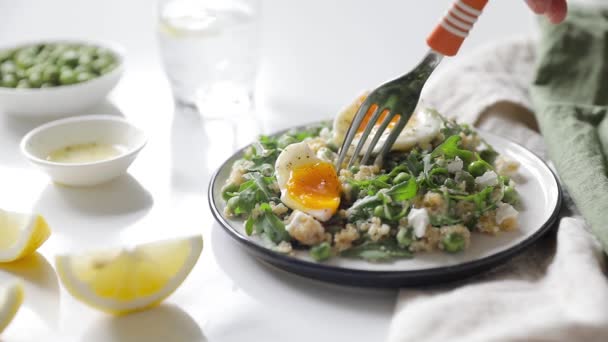 Mulher Comendo Com Garfo Quinoa Com Arugula Salada Ovo Escalfado — Vídeo de Stock