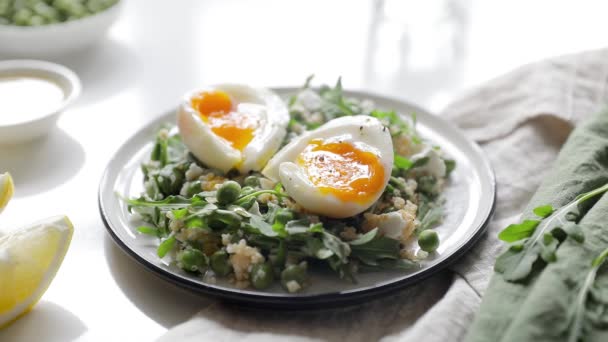 Schwarzer Pfeffer Quinoa Mit Rucola Und Pochiertem Eiersalat Weißen Tisch — Stockvideo