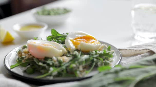 将海盐与阿鲁古拉和煮好的鸡蛋沙拉一起放在凯斯肯的白桌上 — 图库视频影像