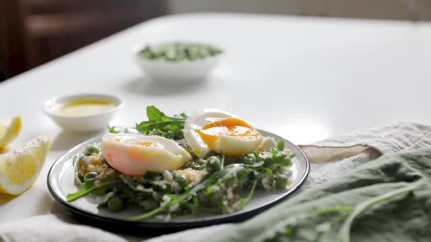 Quinoa Nın Yanına Roka Haşlanmış Yumurta Salatasını Kithcen Deki Beyaz — Stok video