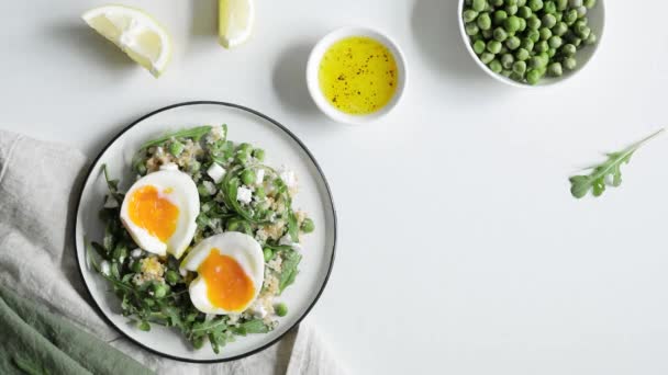Kadın Kithcen Deki Beyaz Masada Roka Yumurta Salatası Ile Quinoa — Stok video