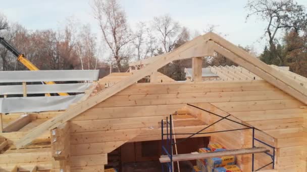 Widok Powietrza Niedokończonego Domu Drewnianą Konstrukcją Ramy Dachu Budowie — Wideo stockowe