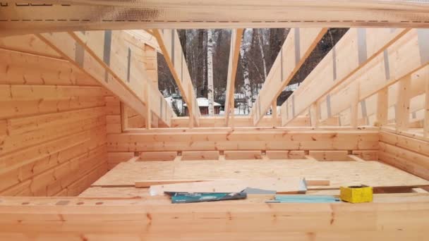 Widok Lotu Ptaka Niedokończonego Domu Drewnianą Konstrukcją Ramy Dachu Budowie — Wideo stockowe