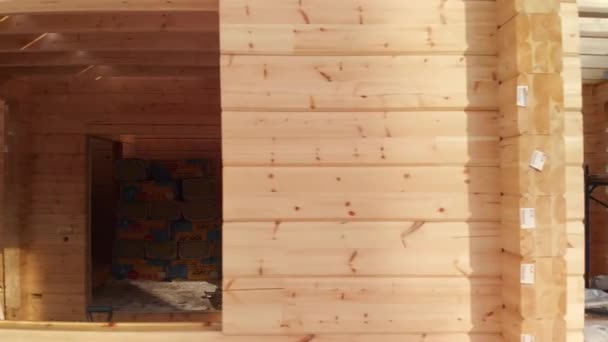 Letecký Pohled Nedokončený Dům Dřevěnou Stěnou Okenním Rámem Výstavbě — Stock video