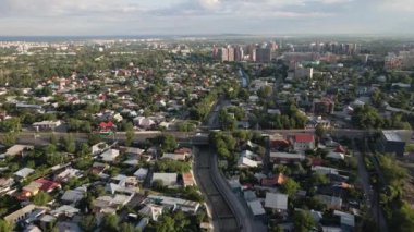İlkbaharda Kazakistan 'ın başkenti Almaty' de evler ve nehir manzaralı ve yol trafiği