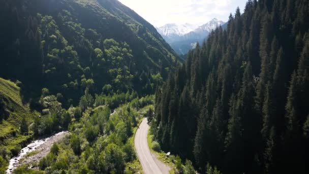 Αεροπλάνο Drone Του Δρόμου Αυτοκίνητο Στην Κοιλάδα Του Βουνού Κοντά — Αρχείο Βίντεο