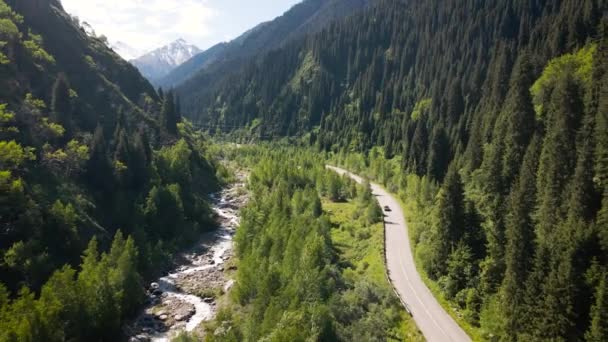 Aerial Drone Shot Road Samochodu Dolinie Górskiej Pobliżu Big Almaty — Wideo stockowe