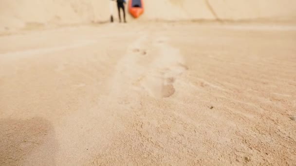 Человек Стоящий Песчаной Дюне Веслом Оранжевый Плот Лодка — стоковое видео
